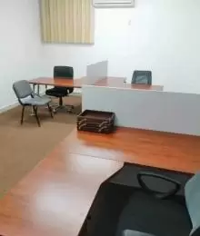 شقة مكتبيه ممتازة كبيرة متكامله بالآثاث المكتبي في بداية شارع الجرابه وقريبه من الطريق الرئيسي