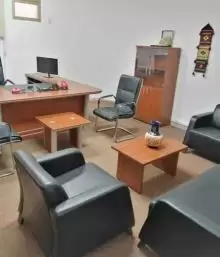 شقة مكتبيه ممتازة كبيرة متكامله بالآثاث المكتبي في بداية شارع الجرابه وقريبه من الطريق الرئيسي